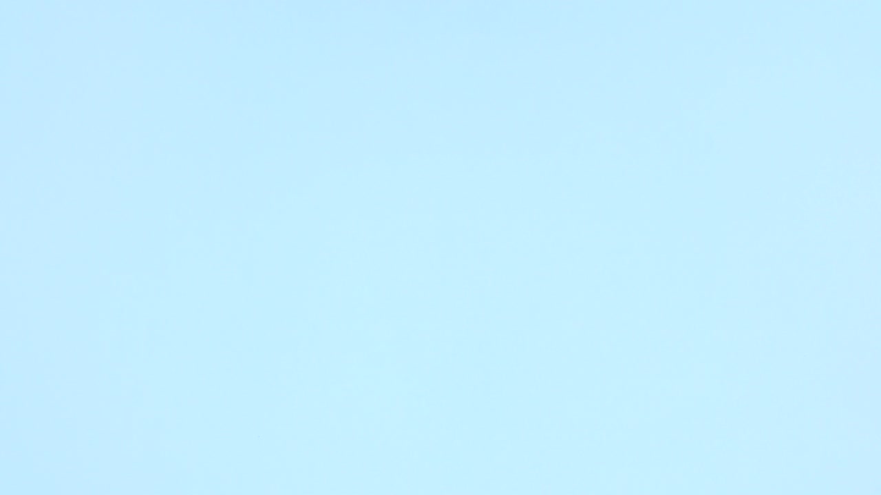 파란 컵의 우유와 파란 접시의 쿠키가 왼쪽에 나타납니다. 움직임을 멈추십시오.