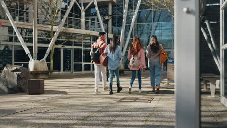 Universidad,-Vista-Trasera-Y-Estudiantes-Caminando.