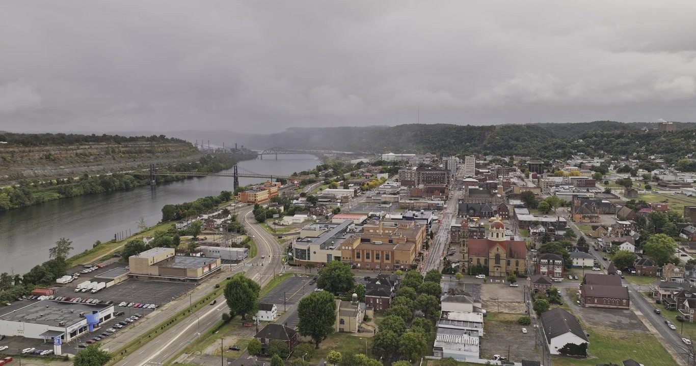 Sorvolo aereo v1 di Steubenville Ohio da Jacksonville attraverso il centro città verso il fiume Ohio, ponti e colline boscose - Ripreso con Mavic 3 Pro Cine - 22 settembre 2023.