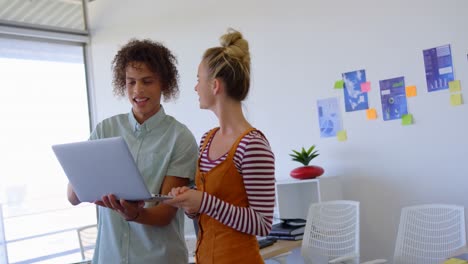 Vorderansicht-Kaukasischer-Geschäftskollegen,-Die-über-Laptop-Im-Büro-Diskutieren,-4K