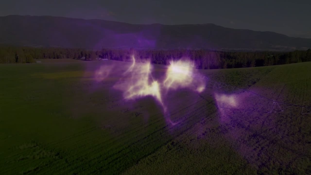 Svage slør dukker op over marken, lilla energisky pulserer og danner lys kerne til film VFX