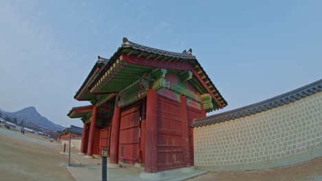 Seoul-Palast,-Koreanisches-Traditionelles-Nationales-Kulturerbe,-Hochbau-In-Der-Stadt,-Stadtstraße,-Weitwinkelansicht