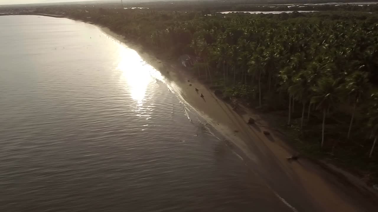puesta de sol sobre la playa de arena vacía y hermoso mar tranquilo en un día nublado, drone aéreo