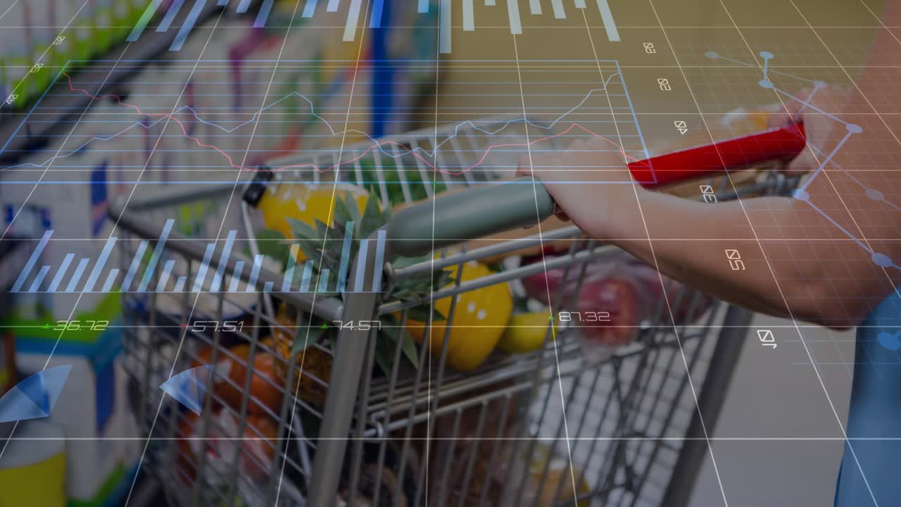 Mano di acquirente che stringe il manico spingendo il carrello lungo il corridoio del supermercato per fare acquisti, grafici che scorrono sul carrello