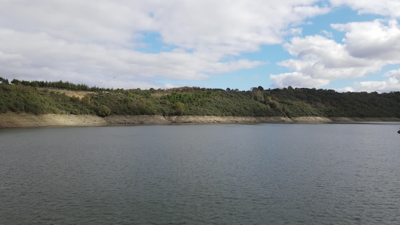 dron aéreo lago natural 5