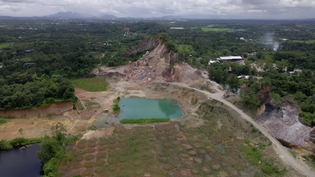 태국에서 산의 전망을 감상할 수 있는 맑은 호수