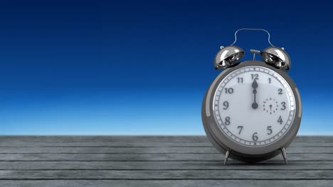 reloj despertador en una cubierta de madera