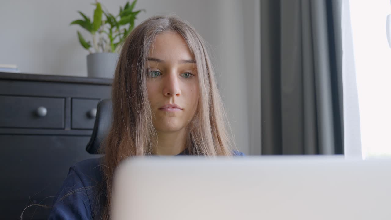 joven morena trabajando desde casa, vista de movimiento frontal