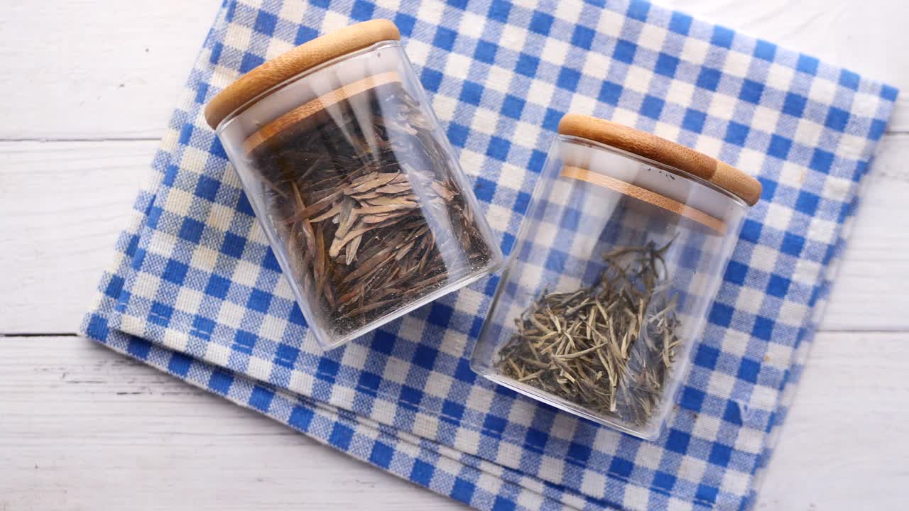 유리 항아리 에 놓인 잎 차