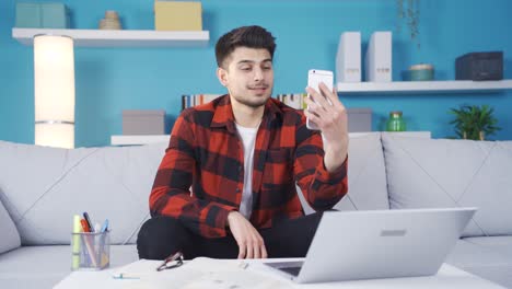 Joven-Hablando-Facetime-Con-Su-Novia.