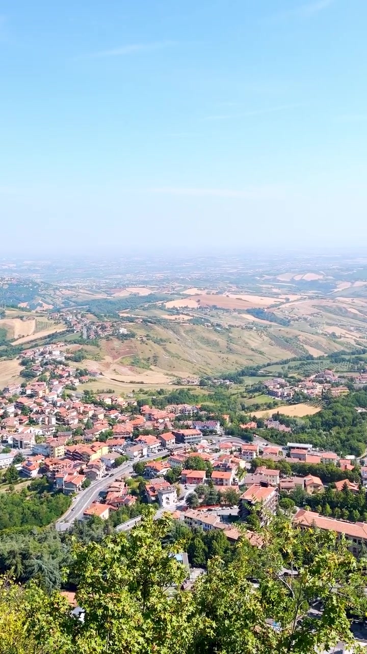 Microstato di San Marino, vista panoramica verticale di edifici e case dal Monte Titano.