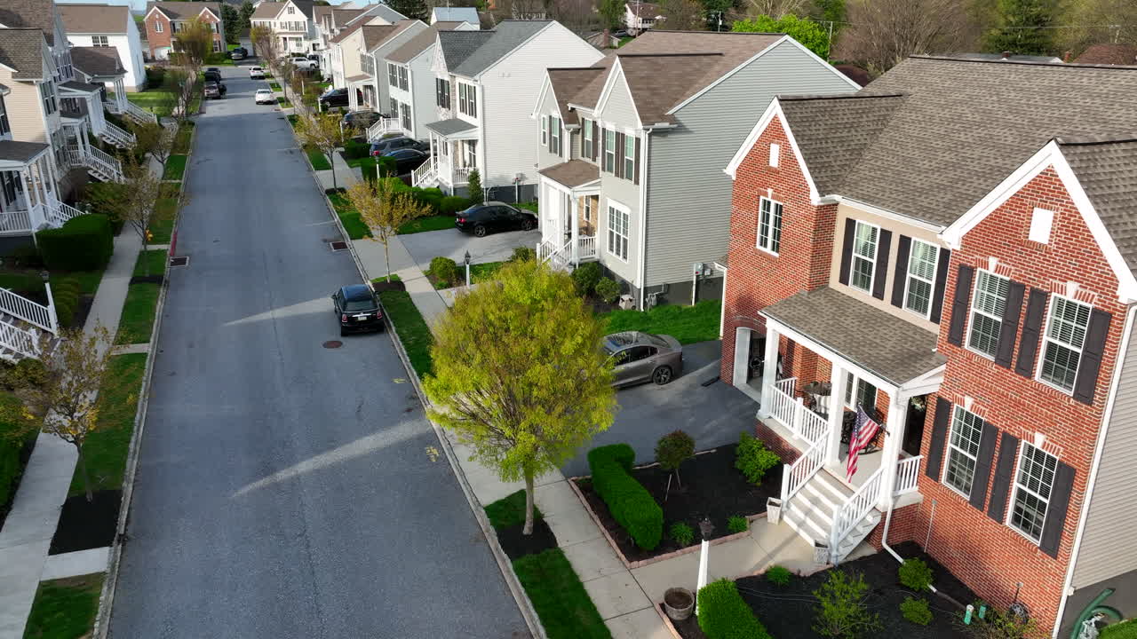 calle con casas familiares de dos pisos en ee.uu.