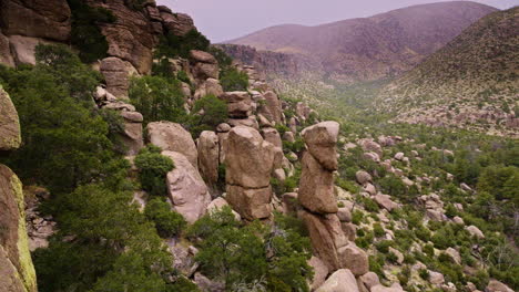 Imágenes-De-Drones-Volando-Cerca-De-La-Pared-Rocosa-En-El-Monumento-Nacional-Chiricahua