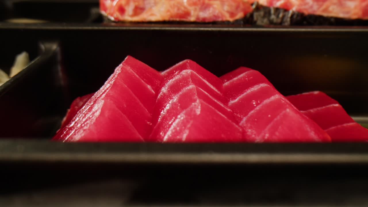 Sushi und Sashimi in einer Bento-Box.