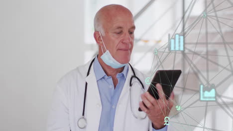 sosteniendo la tableta, el médico analizando datos financieros y símbolos de divisas sobre la animación