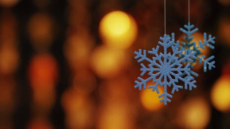 los adornos de copos de nieve de navidad se balancean en el fondo de bokeh archivo de bucle