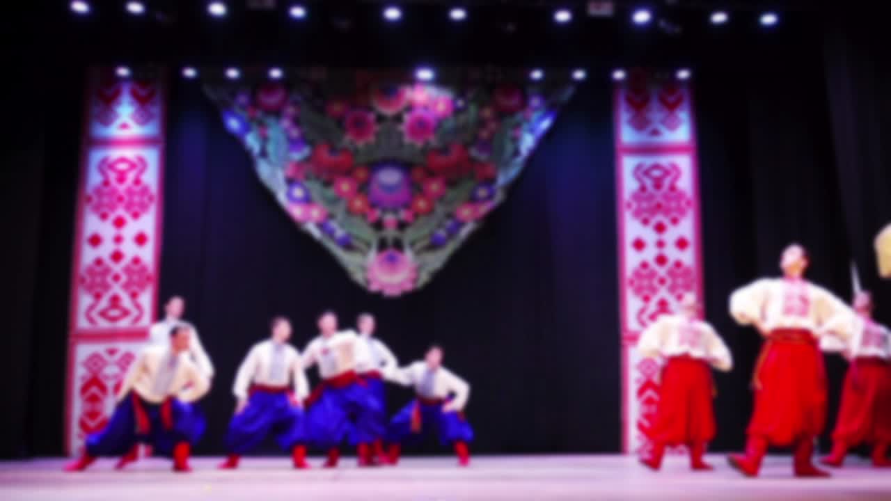 Ukrayna ulusal dansları. Odak dışı. Ağır çekim.