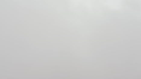 hombre de abrigo marrón corre hacia una densa nube de vapor y desaparece, islandia