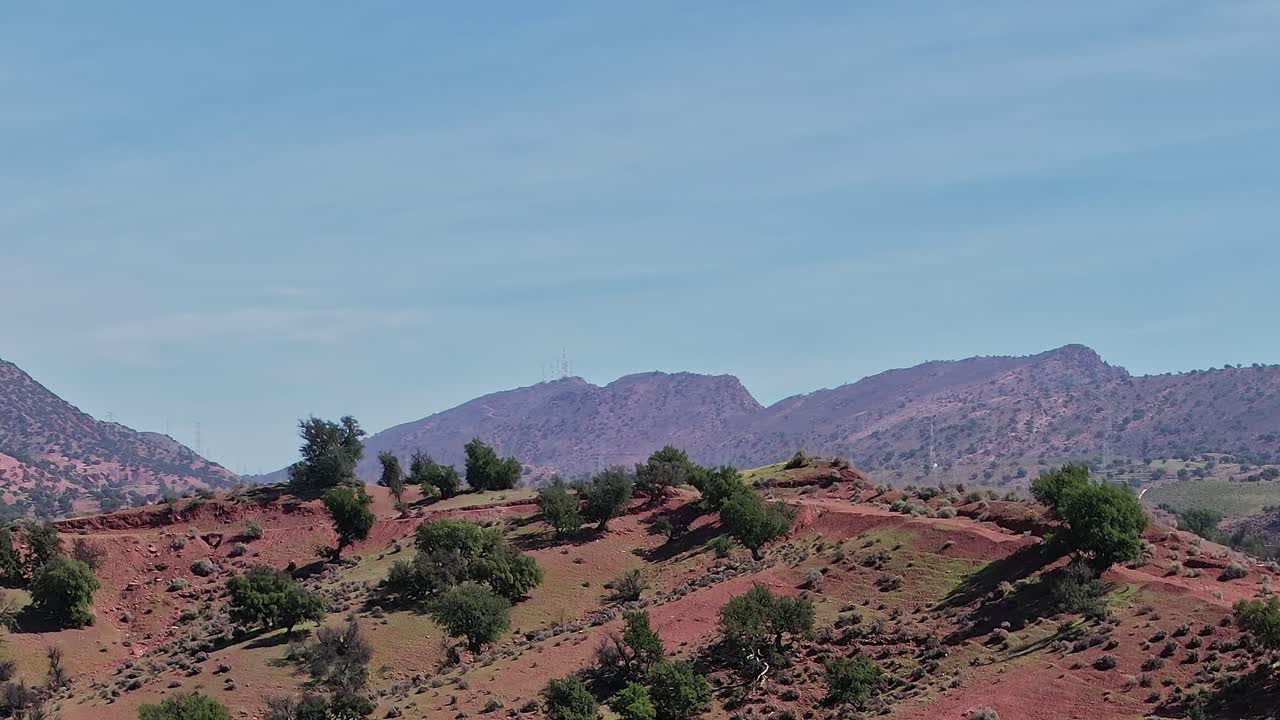 Veduta aerea di colline e vegetazione in Marocco durante il giorno