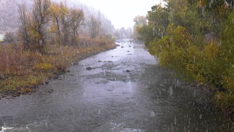 nevadas de finales de otoño sobre el río yampa en el noroeste de colorado
