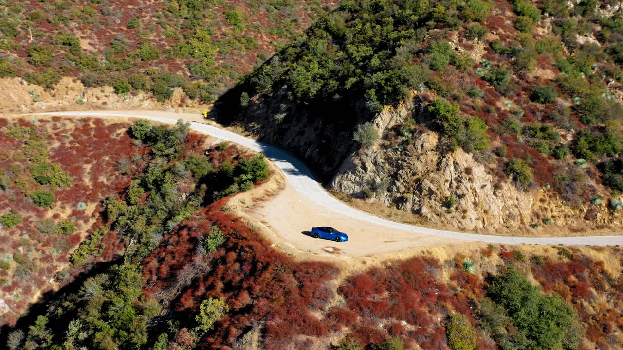 toma panorámica izquierda de un tesla model s azul en mt