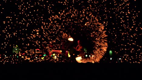 Mann-Führt-Feuershow-Am-Strand-In-Thailand-Durch