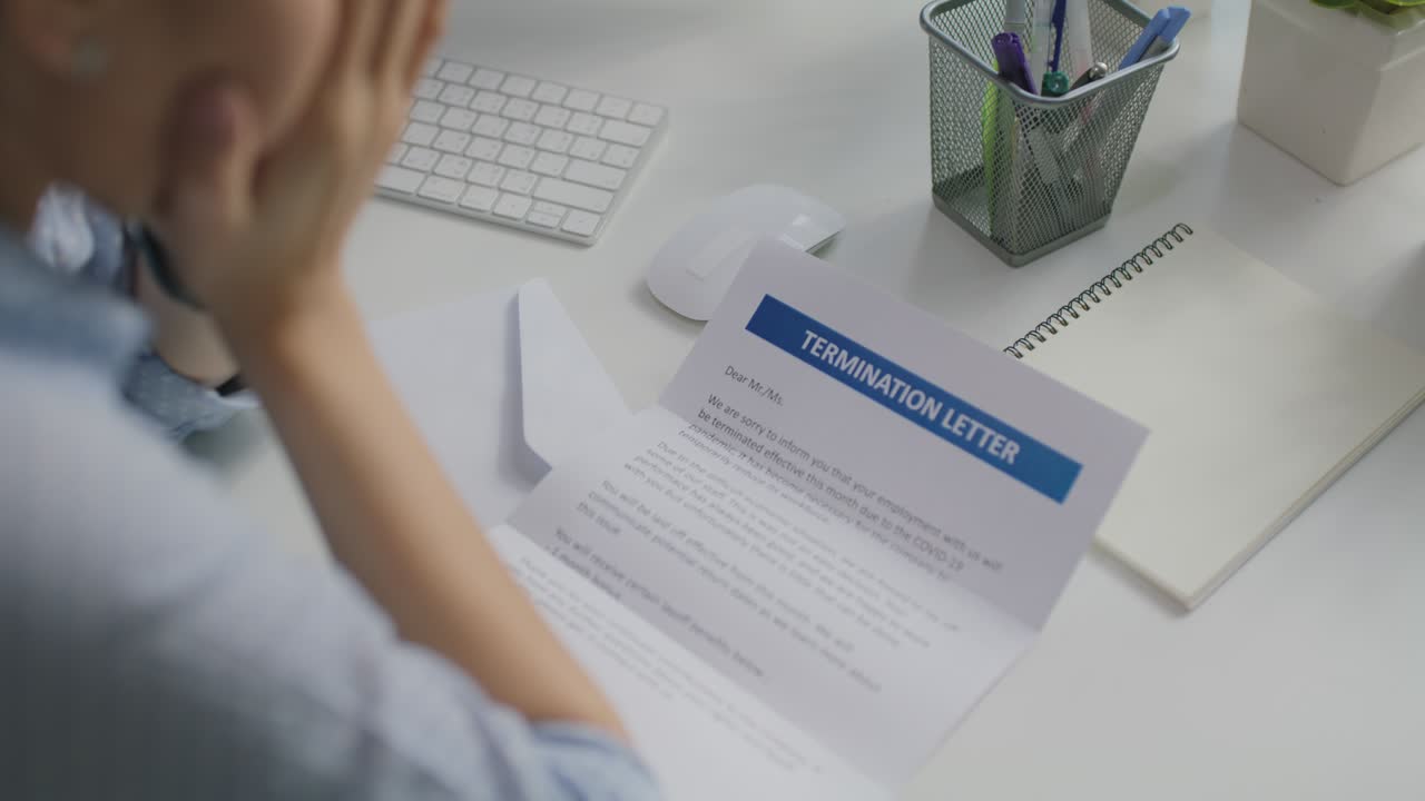 niña distante trabajo remoto molesto perdido después de leer malas noticias carta de despido.