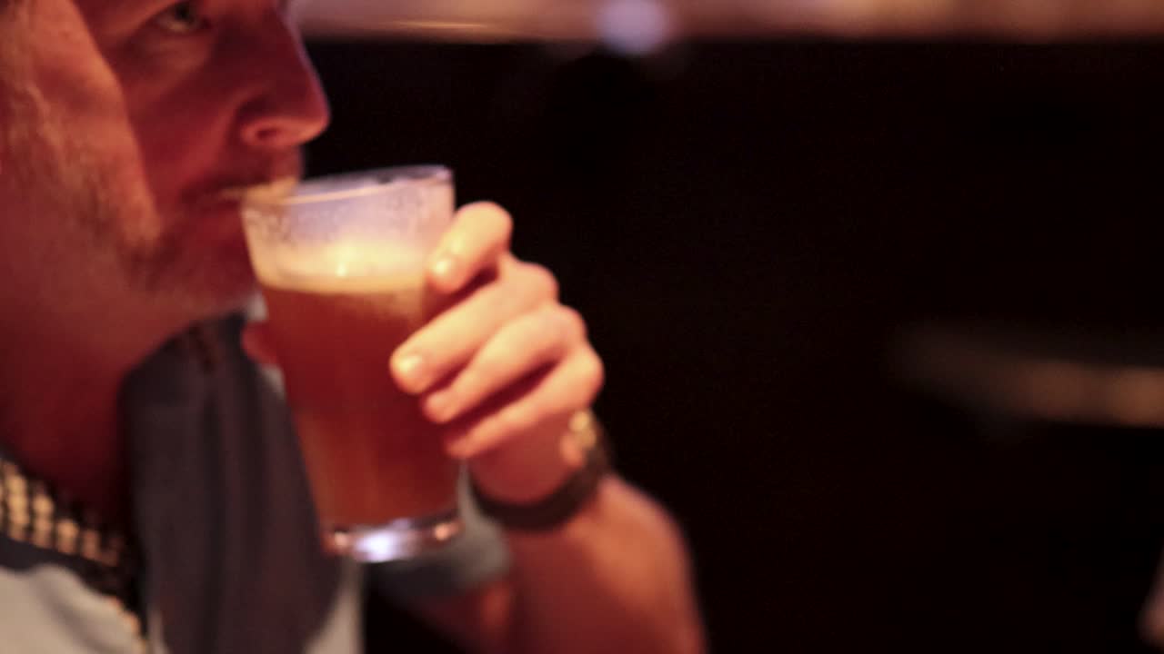 amigos disfrutando de la cerveza en un campo de entrenamiento