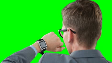hombre de negocios usando un reloj inteligente