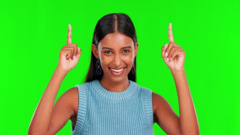 mujer feliz, apuntando hacia arriba y pantalla verde