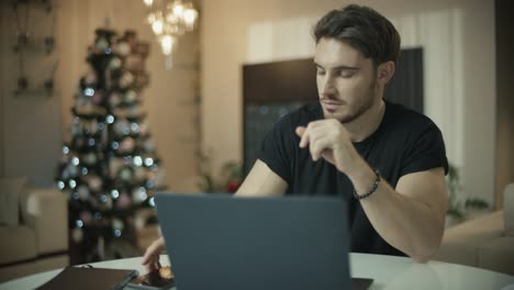 Junger-Mann,-Der-Am-Heimarbeitsplatz-Telefoniert.-Glücklicher-Geschäftsmann,-Der-Mit-Dem-Mobiltelefon-Spricht