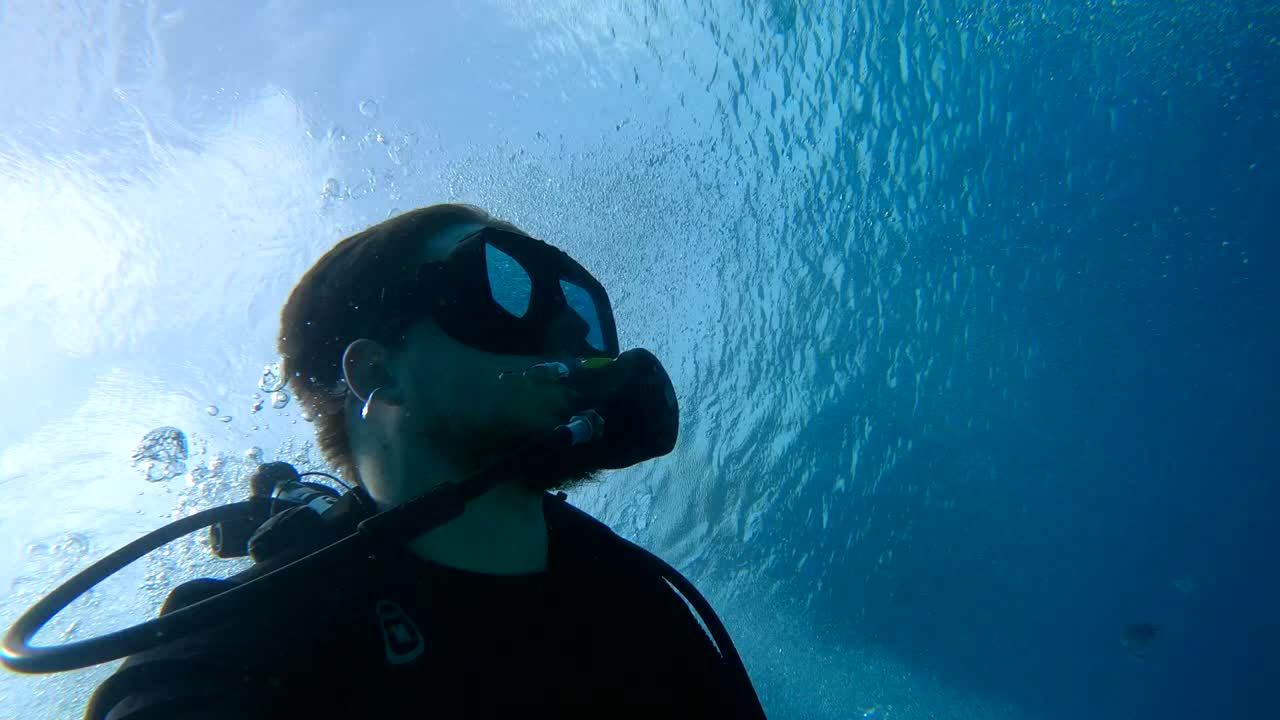 스노클링을 할 때 숨을 쉬기 위해 마스크, 스쿠버 조절기 및 공기 산소  ⁇ 크를 착용한 스쿠버 스쿠버 남자, 수중 장비, 다이빙 장비