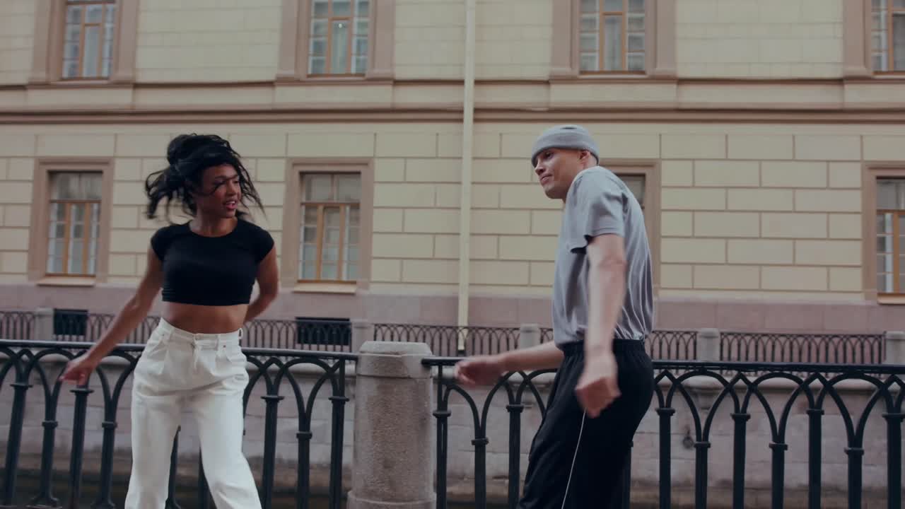 Ballerini diversi che si esibiscono con glitter ed effetti visivi artistici