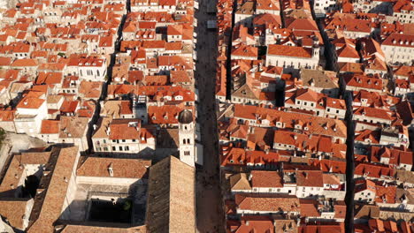 Volando-Sobre-El-Casco-Antiguo-De-Dubrovnik-En-Croacia---Disparo-De-Drones