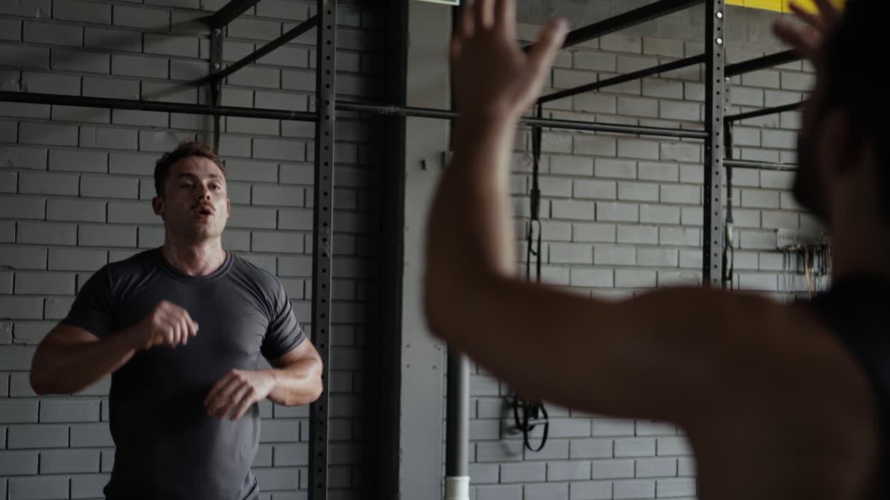 체육관에서 체육 훈련