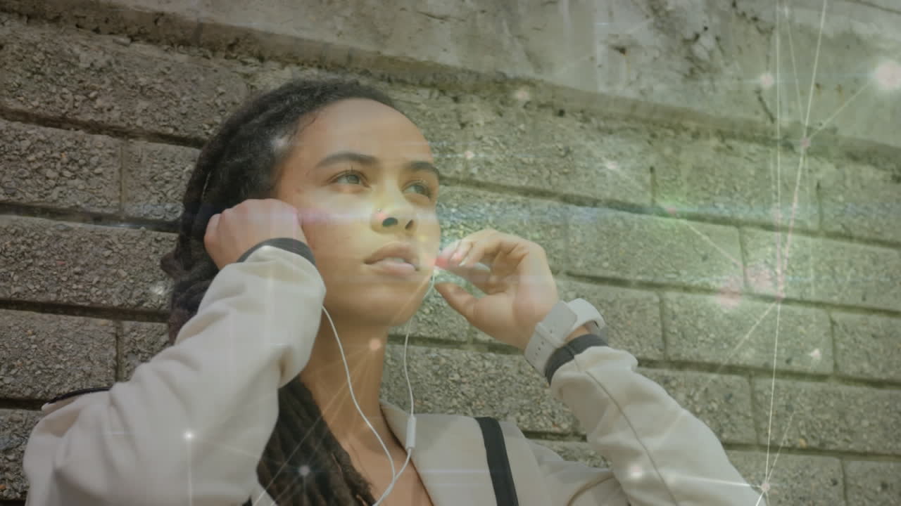 이어폰을 착용한 적합한 여성에 대한 연결 네트워크의 애니메이션