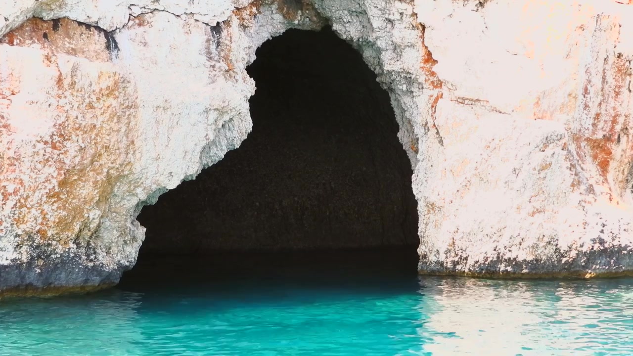 Ingresso a una grotta marina con acqua turchese