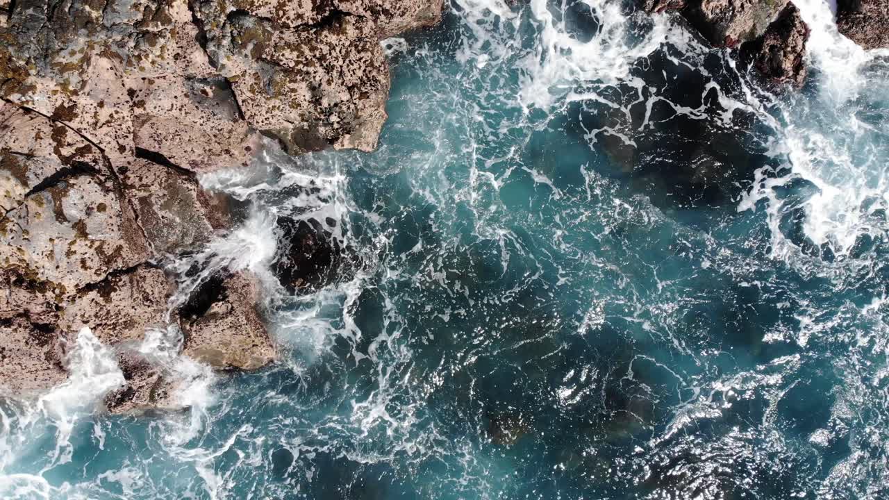 olas girando entre las rocas hechas de flujos de lava en la isla de hawai