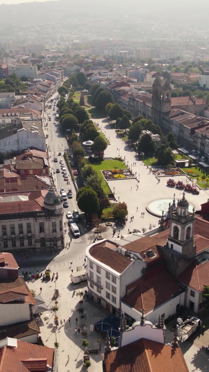 Vista aerea che mostra l'architettura urbana e il cuore pulsante di Braga. Verticale