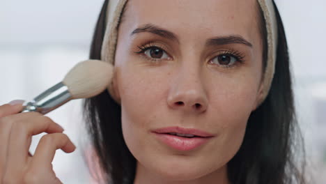 Modelo-Sonriente-Aplicando-Polvo-En-El-Retrato-Del-Baño.-Mujer-Poniendo-Cosméticos-De-Maquillaje