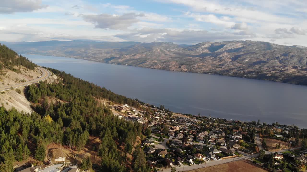 spazzata aerea a destra verso il lago okanagan