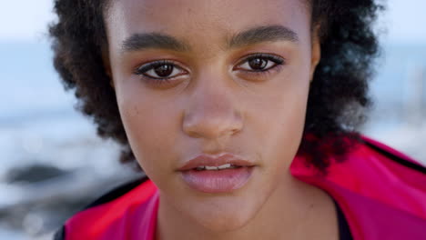 Mujer-Negra,-Juventud-Y-Cara-En-La-Playa-Para-Viajar