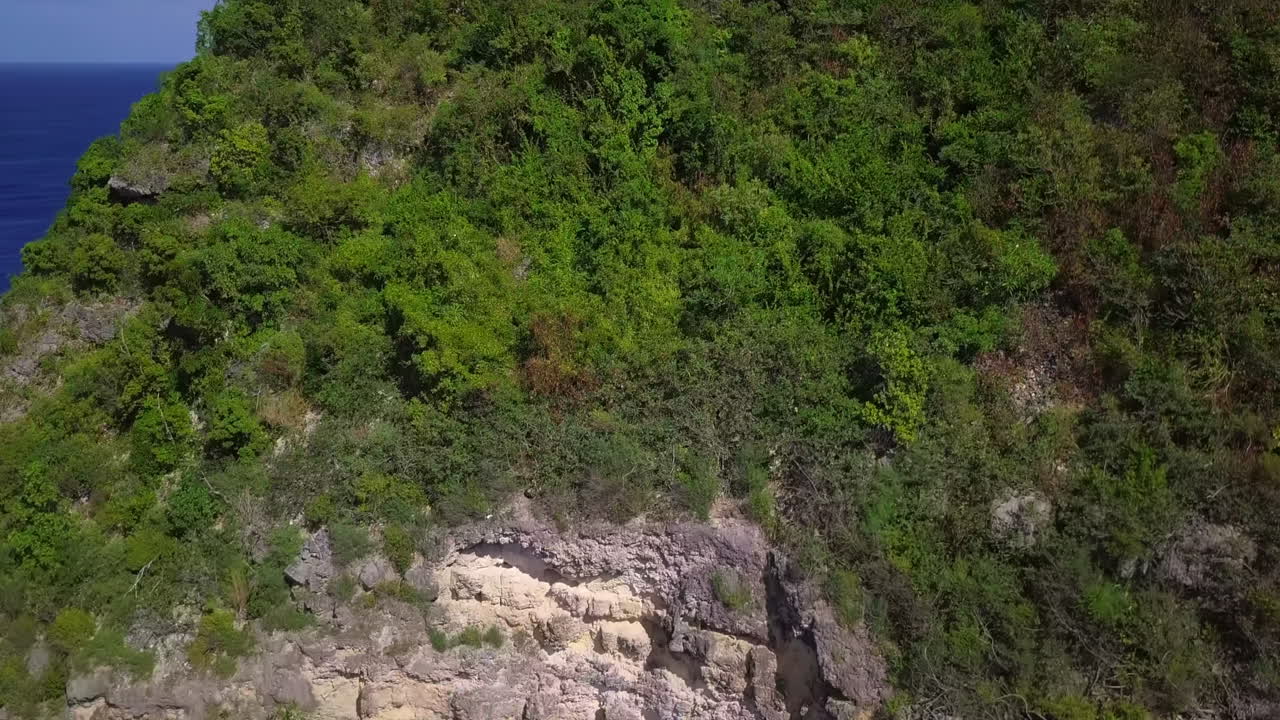 antena, siguiendo una pared de un acantilado marino