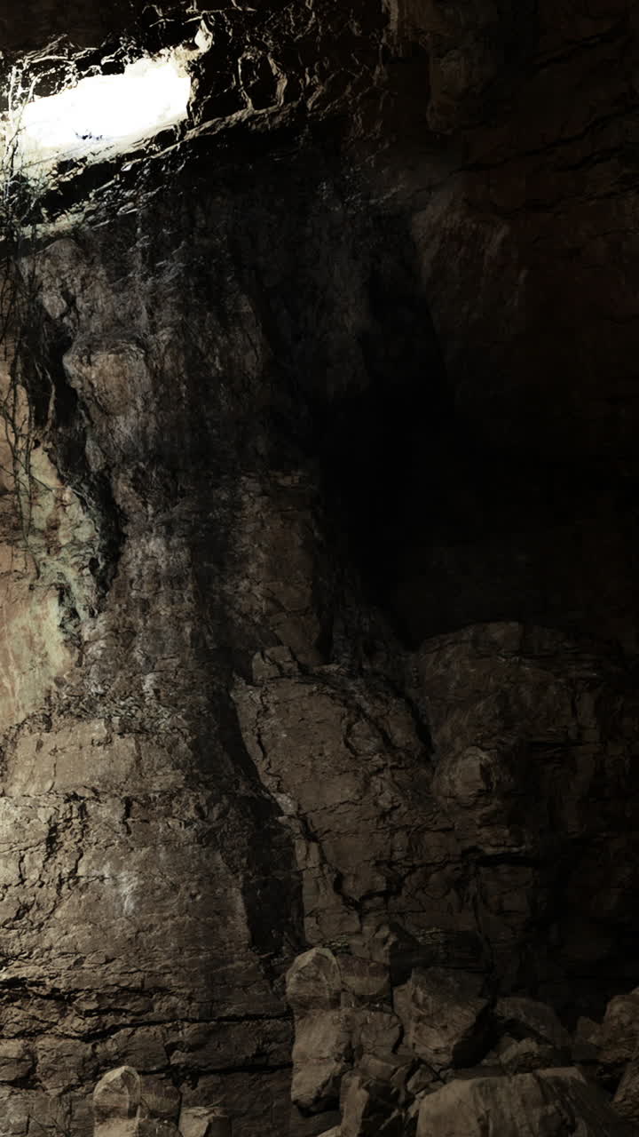 Formazione rocciosa con luce che filtra in un ambiente di grotta al crepuscolo.