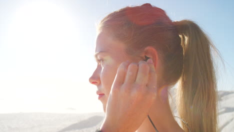 mujer relajada escuchando música con auriculares