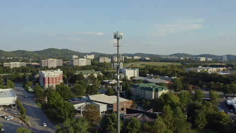 4k-Antena-De-Torre-De-Comunicación-De-Radio-De-Teléfono-Celular-5g-En-Zona-Suburbana-Ocupada