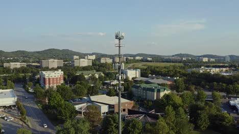 4k antena de torre de comunicación de radio de teléfono celular 5g en zona suburbana ocupada