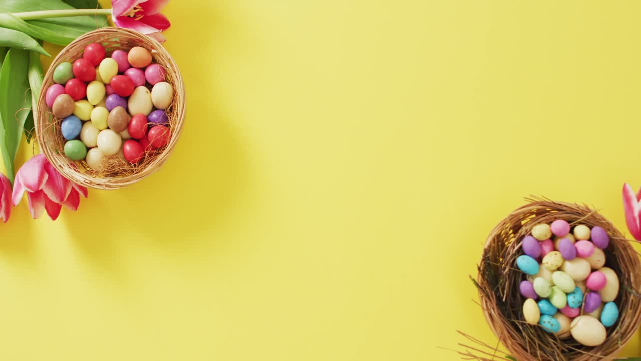 видео украшенных красочных пасхальных яиц и цветов на желтой поверхности