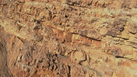 drone aéreo revelando la tierra desde el océano