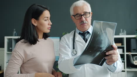 el médico discutiendo la radiografía con el paciente